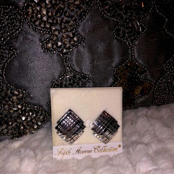 A Brilliant Score Fifth Avenue Swarovski Earrings - Picture 1 of 2